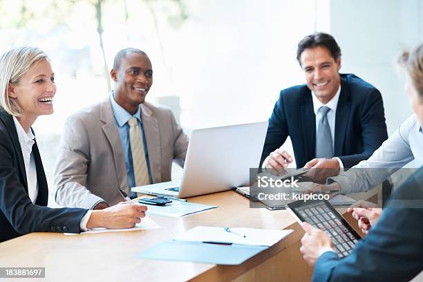 Las Personas De Negocios Sonriendo En Una Reunión Foto de stock y más banco de imágenes de 30-39 años - 30-39 años, 40-49 años, Adulto