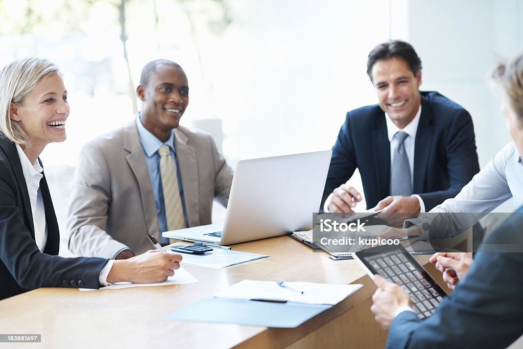 Pessoas de negócios a sorrir durante uma reunião - Royalty-free 30-39 Anos Foto de stock