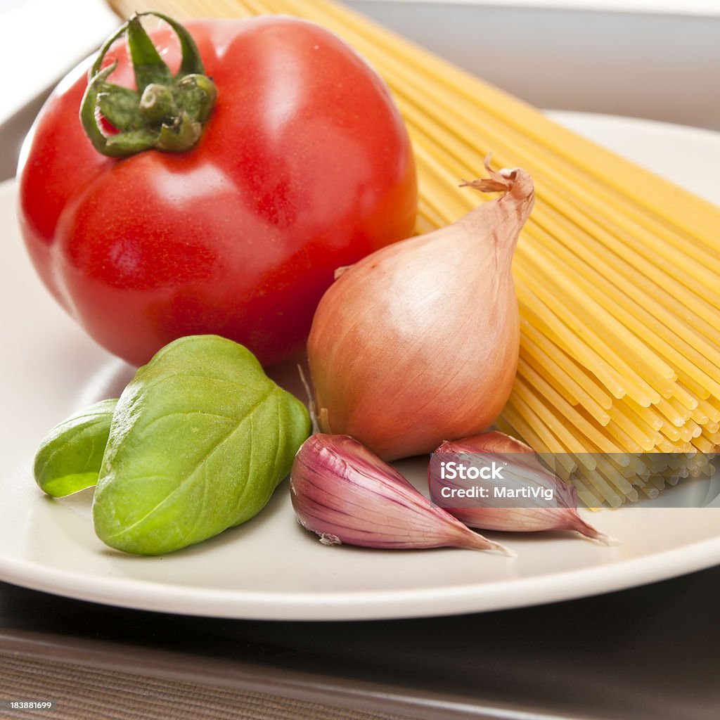 Ingredientes para pasta italiana con salsa de tomate - Foto de stock de Ajo libre de derechos
