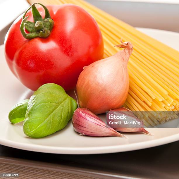 Składniki Włoski Makaron Z Sosem Pomidorowym - zdjęcia stockowe i więcej obrazów Barwne tło - Barwne tło, Bazylia, Bez ludzi