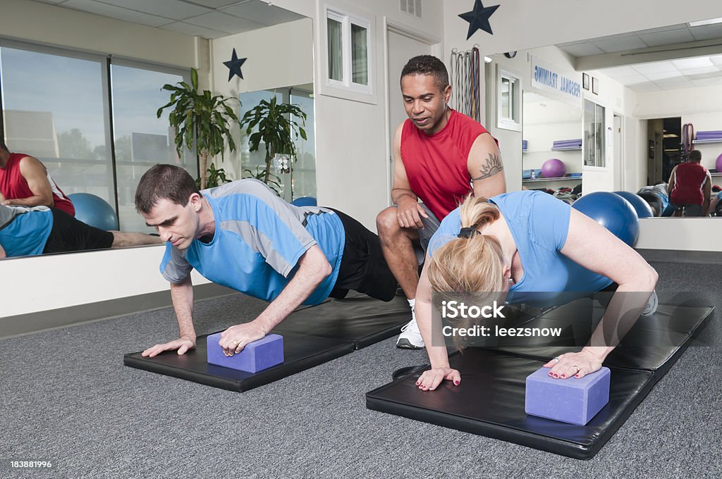 Paar Trainieren Sie mit einem persönlichen Trainer - Lizenzfrei Anaerobes Training Stock-Foto