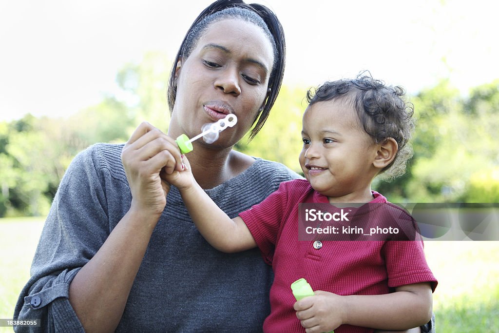 Madre e hijo Soplando burbujas - Foto de stock de Aire libre libre de derechos