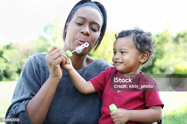 Madre E Hijo Soplando Burbujas Foto de stock y más banco de imágenes de Aire libre - Aire libre, Jugar, Juguetón