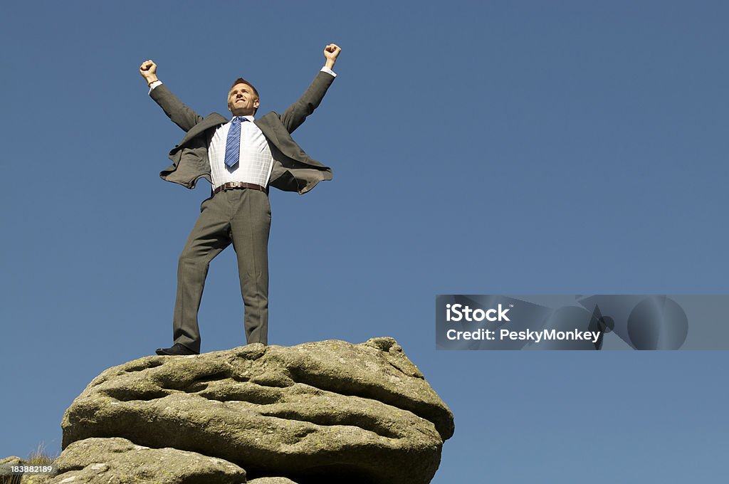 Homme d'affaires célèbre la victoire sur Rocky montagne - Photo de Affaires libre de droits