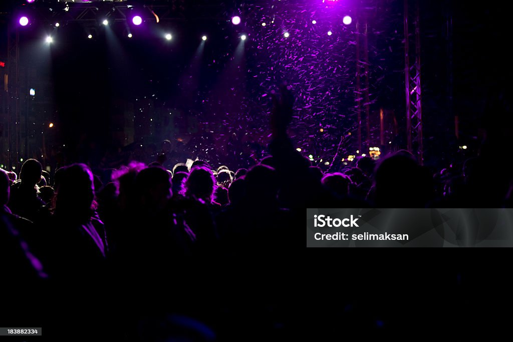 Ярко освещённый концерт видом - Стоковые фото Большая группа людей роялти-фри