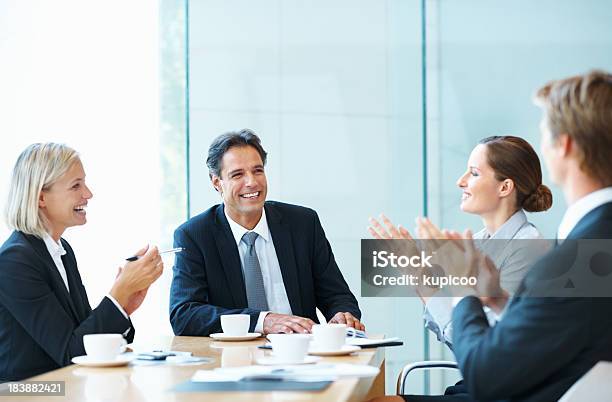 Geschäftsleute In Einer Besprechung Applaudieren Stockfoto und mehr Bilder von Büro - Büro, Bürojob, Erfolg