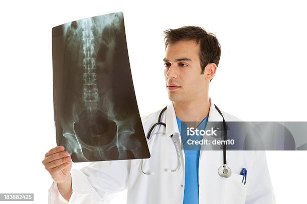Foto de Médico Examinando Um Raiox Sacro e mais fotos de stock de Espinha Dorsal - Espinha Dorsal, Imagem de raios X, Adulto