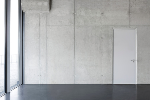 gray pared de cemento con una puerta. photo