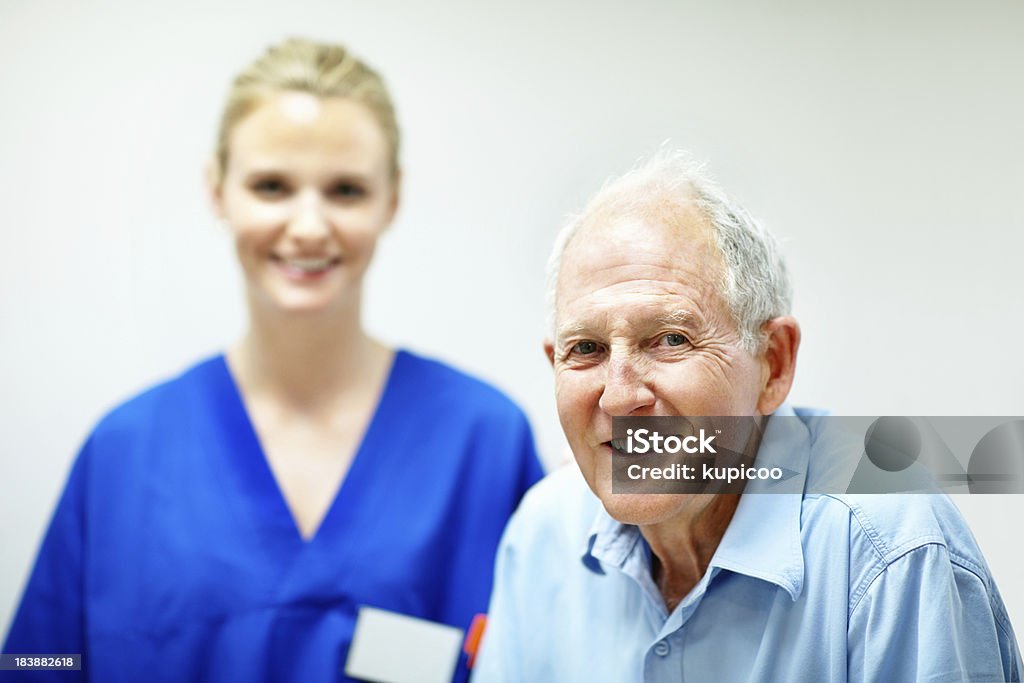 Senior homme patient jeune infirmière à l'arrière-plan - Photo de Adulte libre de droits