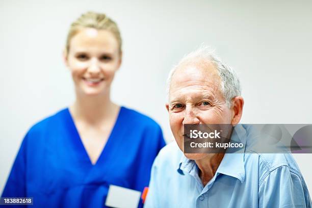 Photo libre de droit de Senior Homme Patient Jeune Infirmière À Larrièreplan banque d'images et plus d'images libres de droit de Adulte