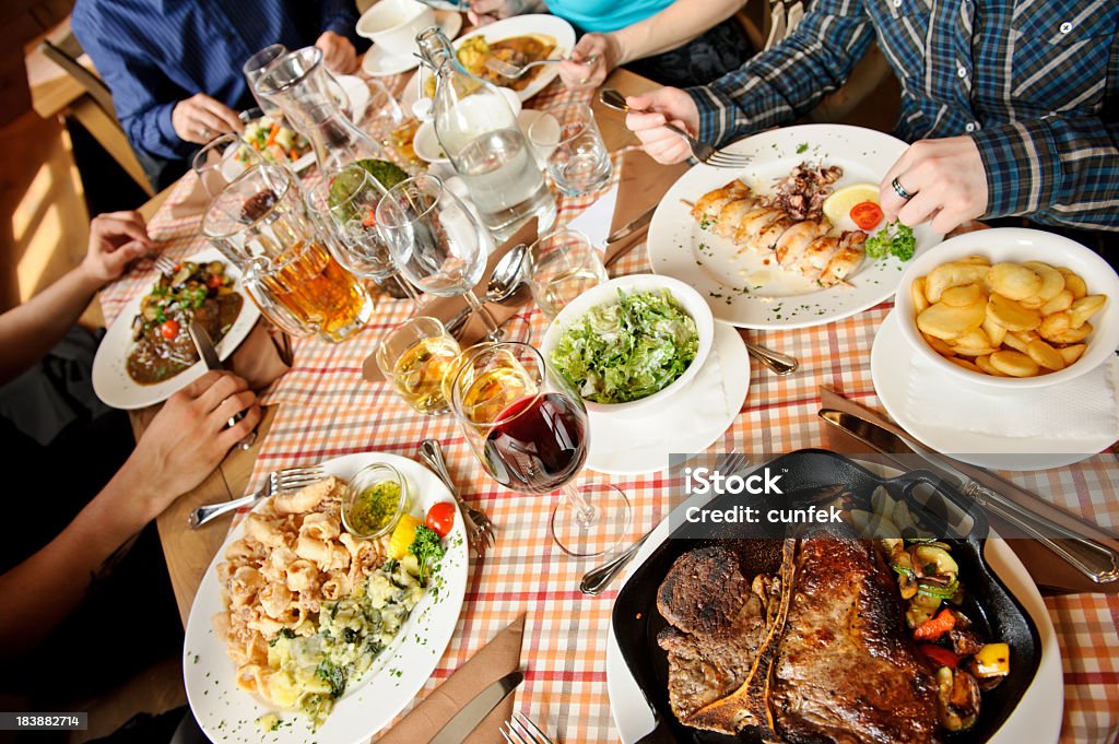 Pasto in famiglia - Foto stock royalty-free di Famiglia