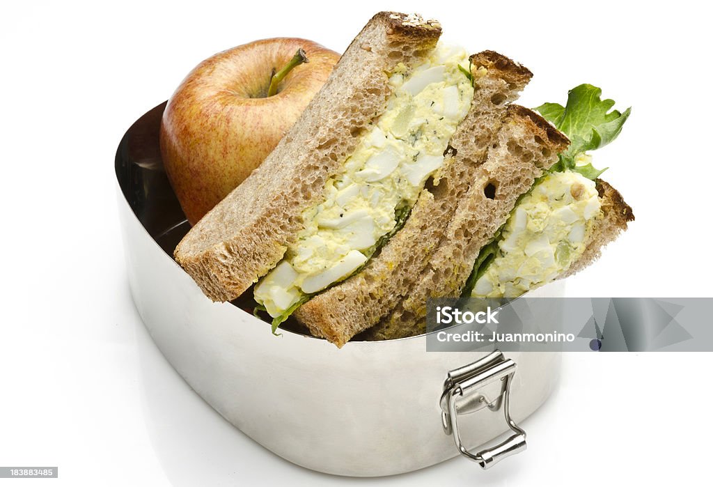 Panino con uova e per il pranzo in un cestino del pranzo in acciaio. - Foto stock royalty-free di Scontornabile