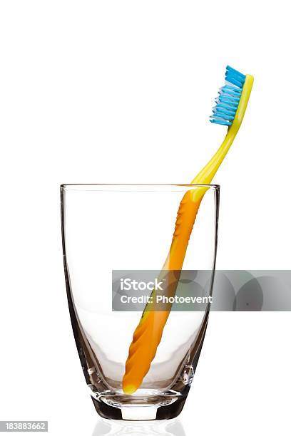 Photo libre de droit de Brosse À Dents En Verre banque d'images et plus d'images libres de droit de Brosse à dents - Brosse à dents, Objet ou sujet détouré, Verre