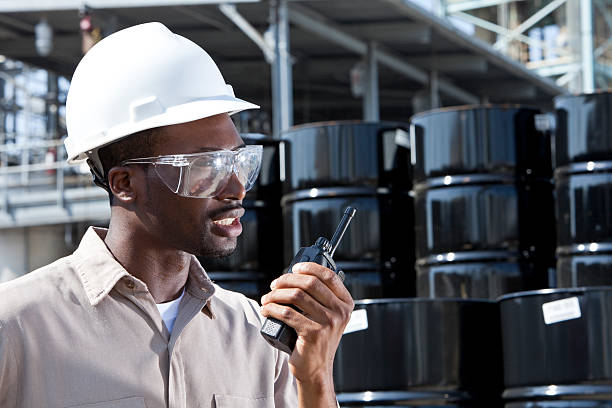 lavoratore industriale con walkie-talkie - manufacturing occupation african descent refinery manual worker foto e immagini stock