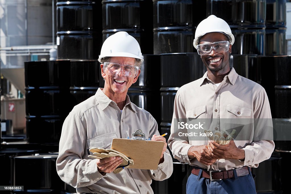 Multirracial trabajadores en planta química - Foto de stock de Planta química libre de derechos