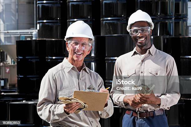 Multirracial Trabajadores En Planta Química Foto de stock y más banco de imágenes de Planta química - Planta química, Africano-americano, Afrodescendiente