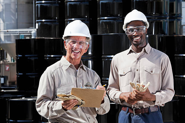 multirazziale operai di industria chimica - manufacturing occupation african descent refinery manual worker foto e immagini stock