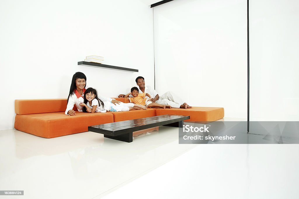 Famiglia asiatica a casa - Foto stock royalty-free di Sdraiato
