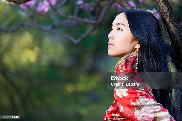 A Primavera - Fotografias de stock e mais imagens de 20-24 Anos - 20-24 Anos, 20-29 Anos, Adulto