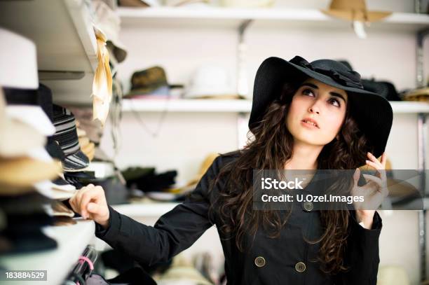 Nel Il Cappelleria - Fotografie stock e altre immagini di Cappelleria - Cappelleria, Adulto, Beautiful Woman