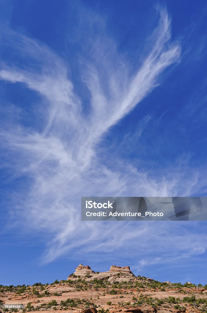 Red Rock Arenaria paesaggio con cielo azzurro e ciuffi di nuvole - Foto stock royalty-free di A bioccoli