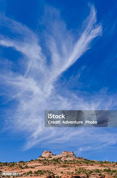 Red Rock Arenaria Paesaggio Con Cielo Azzurro E Ciuffi Di Nuvole - Fotografie stock e altre immagini di A bioccoli