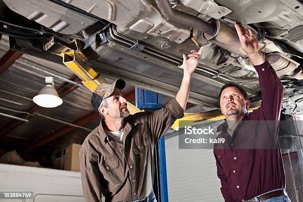 Photo libre de droit de Garage Automobile À La Recherche De Véhicule banque d'images et plus d'images libres de droit de Mécanicien - Mécanicien, Regarder en l'air, Adulte