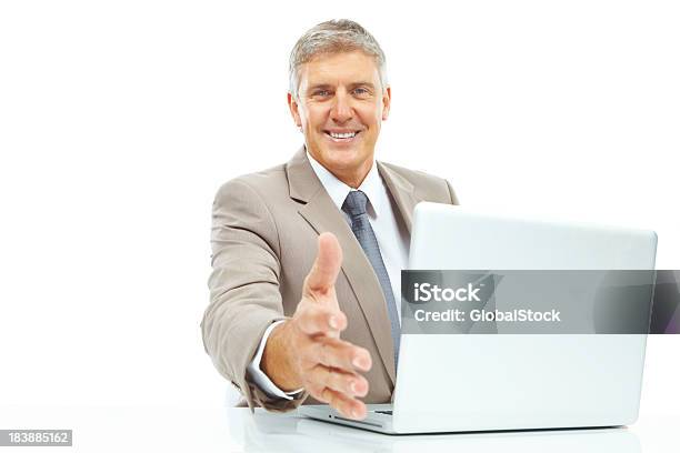 Homem De Negócios Oferece Aperto De Mão - Fotografias de stock e mais imagens de 40-49 Anos - 40-49 Anos, 50 Anos, Adulto