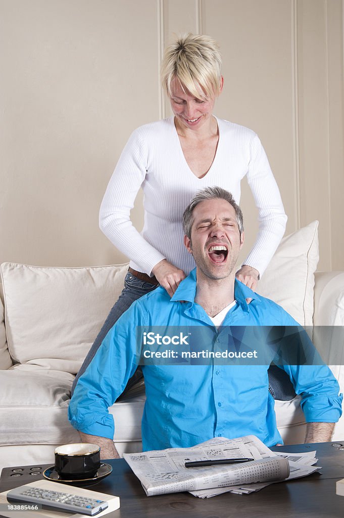 Energiczne człowiek kobieta masaż na ramionach. - Zbiór zdjęć royalty-free (40-44 lata)