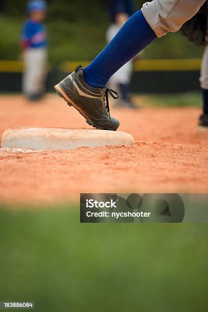 Béisbol Tercer Corredor De Base Foto de stock y más banco de imágenes de Liga de béisbol y softbol juvenil - Liga de béisbol y softbol juvenil, Actividad, Alerta