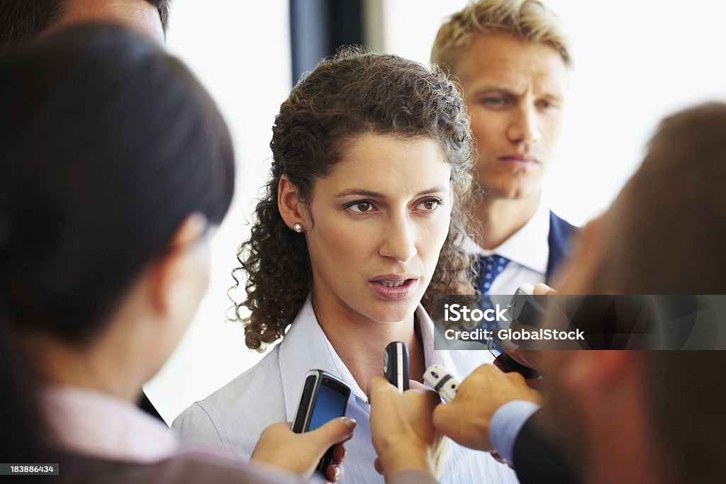 Linda mulher de negócios em causa por jornalistas - Foto de stock de 20 Anos royalty-free