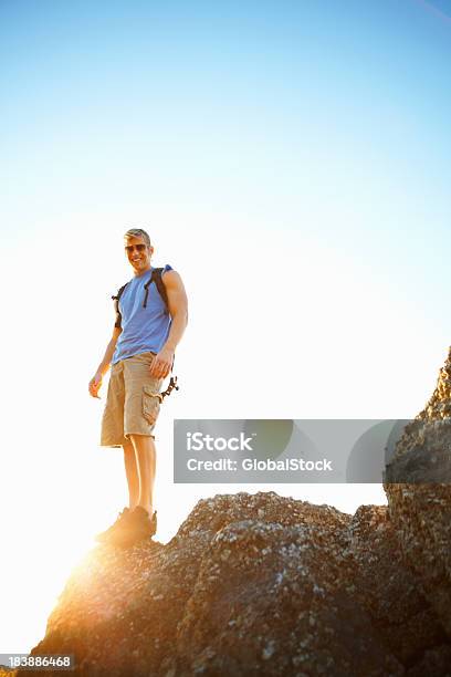 Junger Mann Stehen Am Rand Eines Felsens Stockfoto und mehr Bilder von Abenteuer - Abenteuer, Aktivitäten und Sport, Alles hinter sich lassen