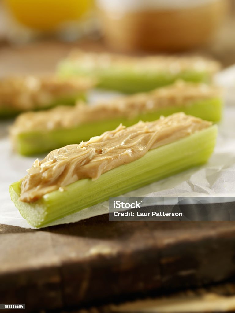 Pasta de amendoim com palitos de aipo - Foto de stock de Aipo royalty-free