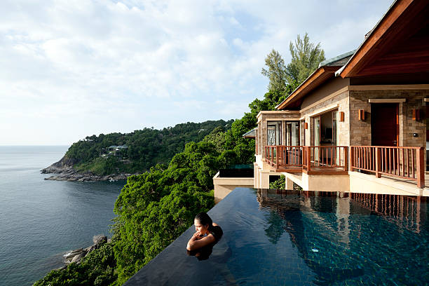 villa hotel phuket, tailandia - casa al mare foto e immagini stock