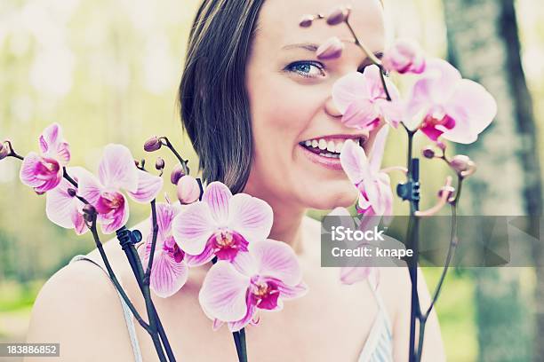 Foto de Mulher Na Natureza Com Orquídea Ao Ar Livre e mais fotos de stock de 25-30 Anos - 25-30 Anos, 30 Anos, 30-34 Anos