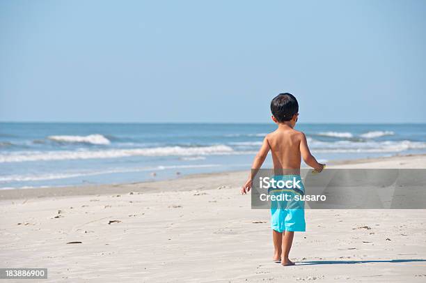 Niño De Verano Foto de stock y más banco de imágenes de 12-17 meses - 12-17 meses, Actividades recreativas, Agua