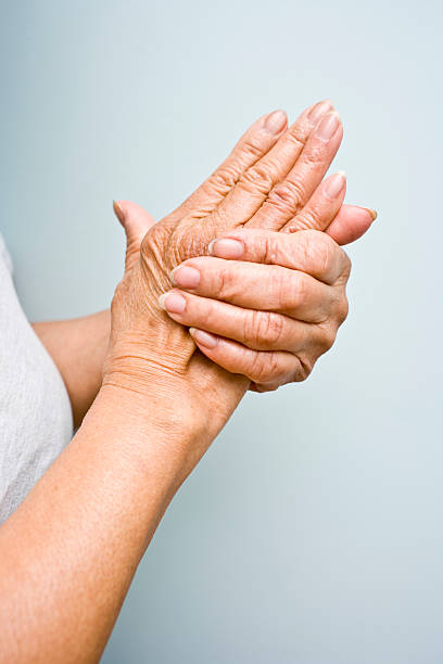 ältere hände - pain joint human hand arthritis stock-fotos und bilder