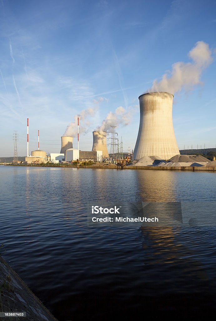 Central Nuclear al río - Foto de stock de Agua libre de derechos