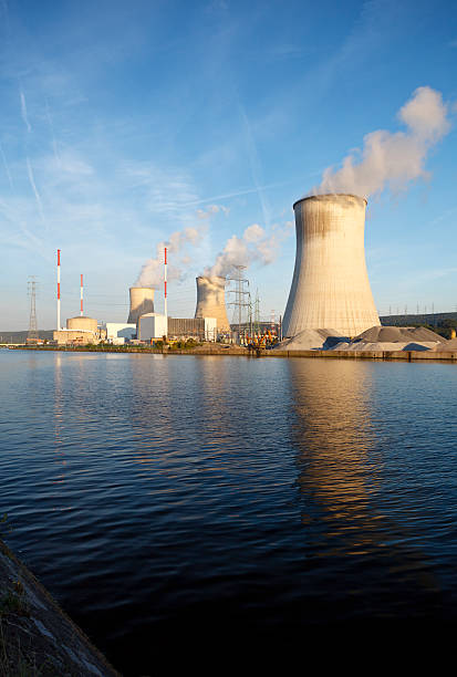 central nuclear al río - tihange fotografías e imágenes de stock