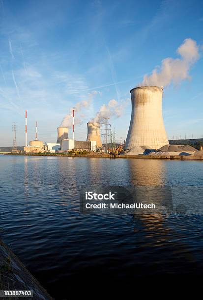 Foto de Usina Nuclear No Rio e mais fotos de stock de Alto - Descrição Geral - Alto - Descrição Geral, Azul, Bélgica
