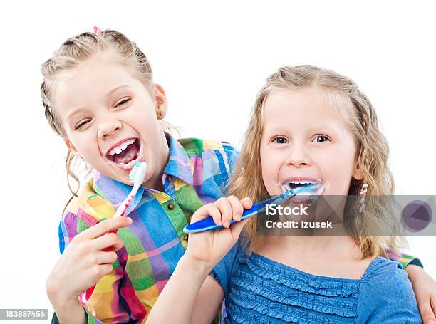 Девочки Чистить Зубы — стоковые фотографии и другие картинки 6-7 лет - 6-7 лет, 8-9 лет, Белый