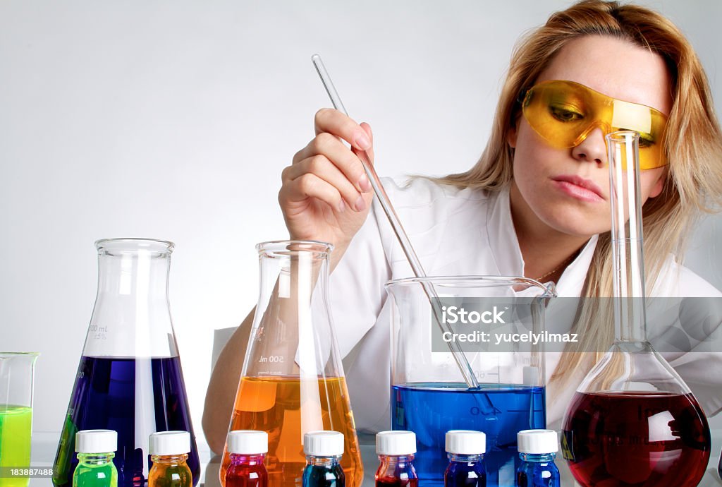 Mujer el análisis químico de los líquidos en el laboratorio - Foto de stock de 20 a 29 años libre de derechos