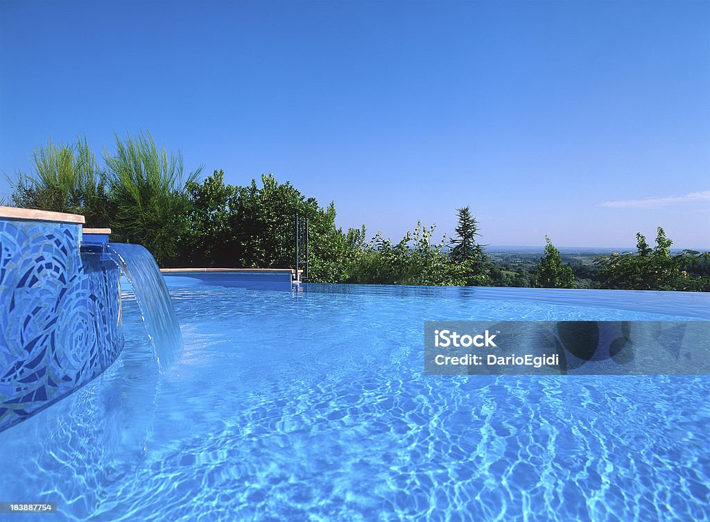 Lavaggio bordo piscina all'aperto con cielo blu di sfondo - Foto stock royalty-free di Giardino domestico