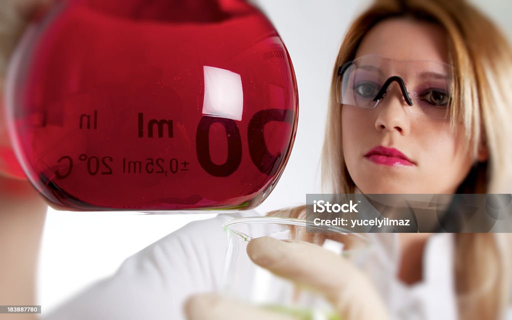 Bela cientista mulher analisando Red químicos - Foto de stock de 20 Anos royalty-free