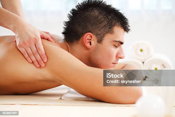 Photo libre de droit de Beau Jeune Homme Faire Un Massage Au Centre De Spa banque d'images et plus d'images libres de droit de Adulte