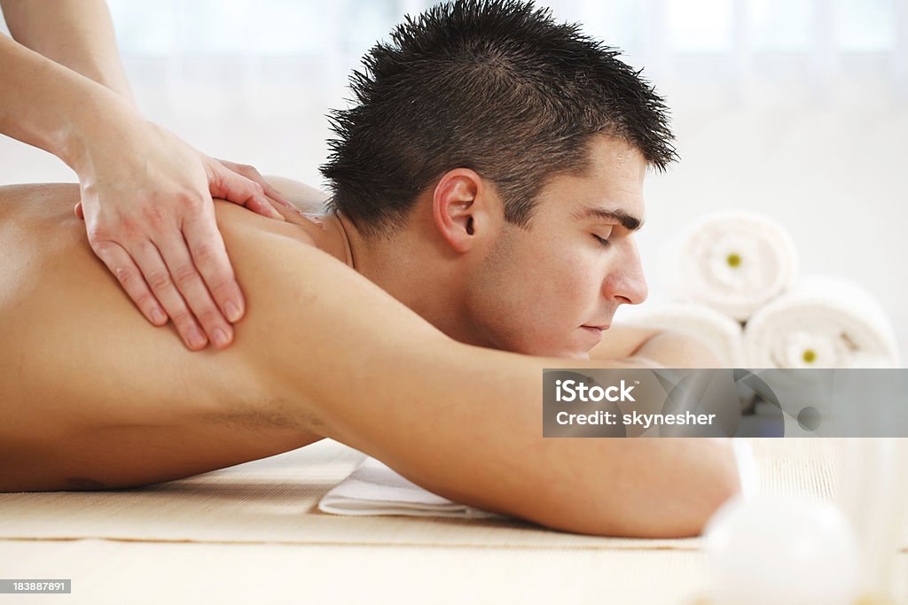 Bonito jovem homem ter uma Massagem no spa centro. - Royalty-free Adulto Foto de stock