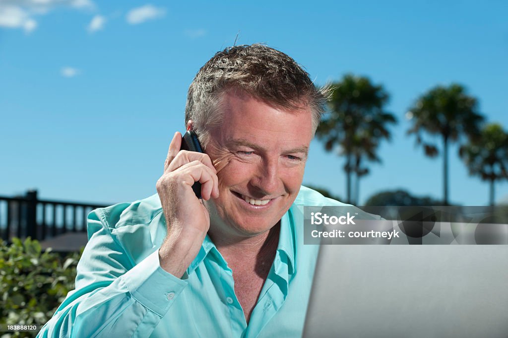 Uomo parla al telefono all'aperto - Foto stock royalty-free di Abbigliamento casual