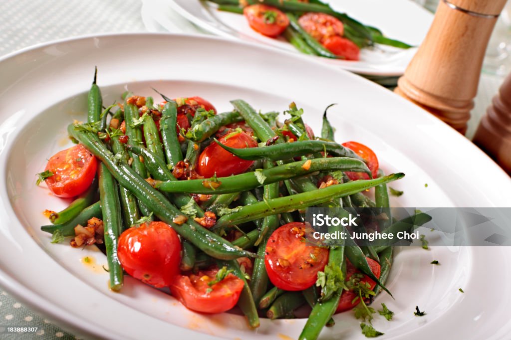 De haricots verts et salade de tomates - Photo de Ail - Légume à bulbe libre de droits
