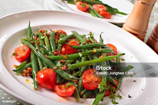 Photo libre de droit de De Haricots Verts Et Salade De Tomates banque d'images et plus d'images libres de droit de Ail - Légume à bulbe - Ail - Légume à bulbe, Aliments et boissons, Assiette