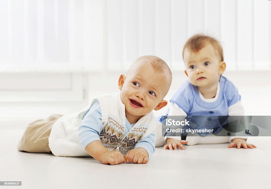 Две милые дети, играя на полу. - Стоковые фото 12-17 месяцев роялти-фри